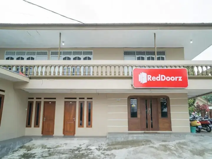 Сизаруа: RedDoorz near Taman Safari 2