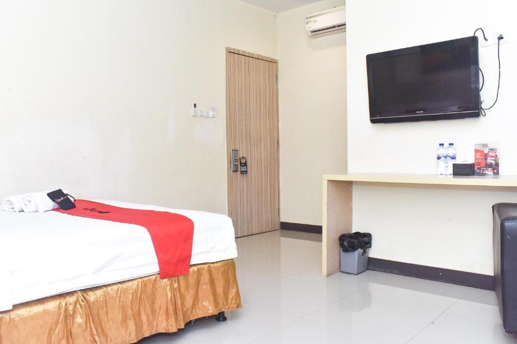 Макассар: RedDoorz Plus near Sultan Hasanuddin Airport
