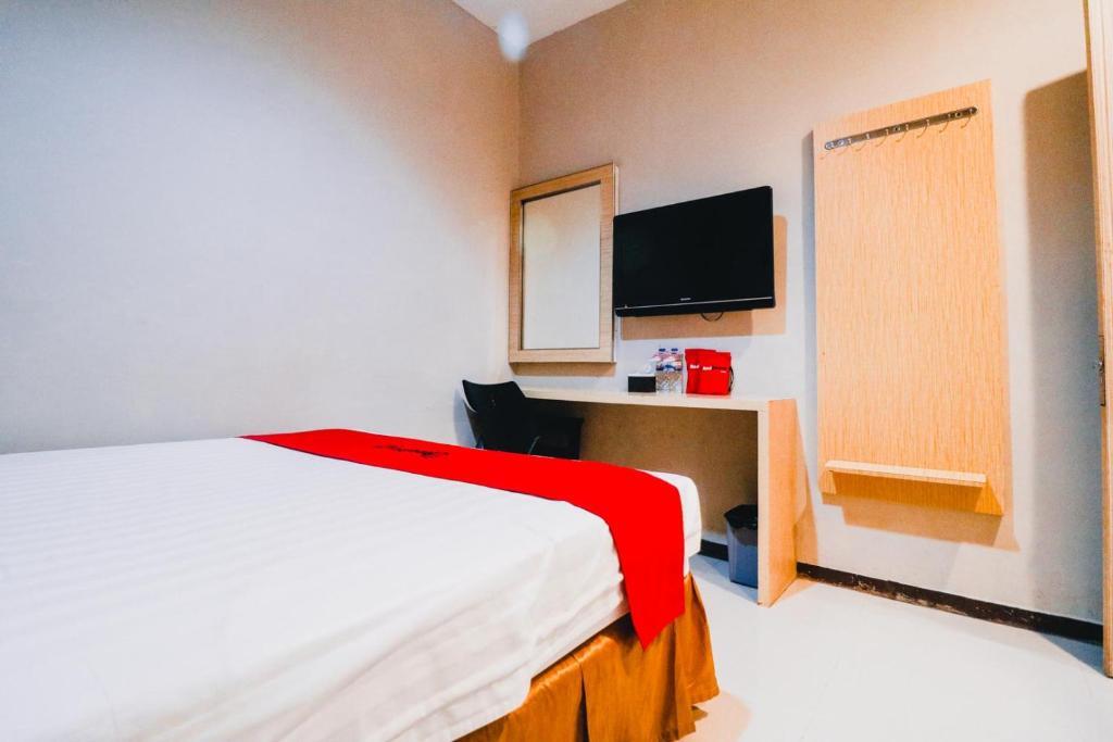 Макассар: RedDoorz Plus near Sultan Hasanuddin Airport
