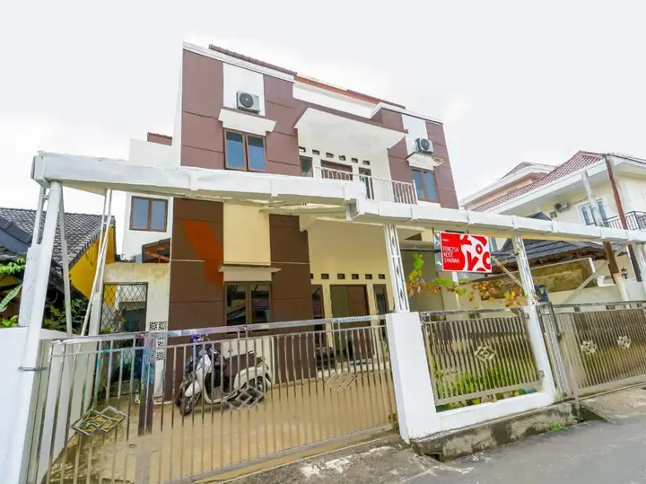 Палембанг: OYO 90595 Ferezsa Kost Syariah