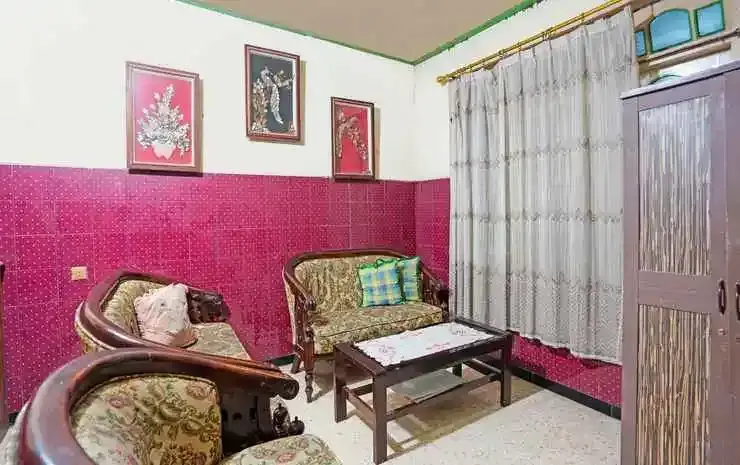 Сурабая: SPOT ON 91859 Kost Budhe Syariah