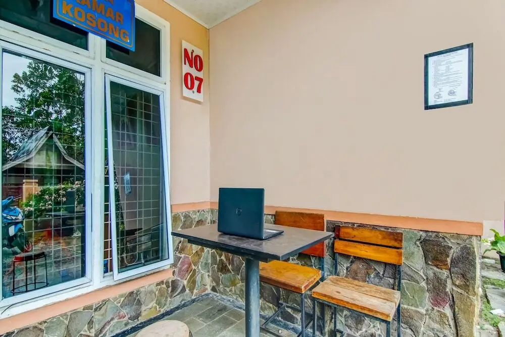 Пеканбару: SPOT ON 91875 Nayla Homestay Syariah Near Koro Koro Panam, Karaoke, Pool, & Cafe