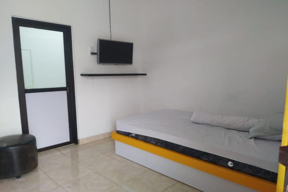Палу: OYO 90699 Yellow White Guesthouse Palu
