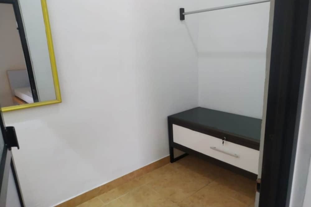 Палу: OYO 90699 Yellow White Guesthouse Palu