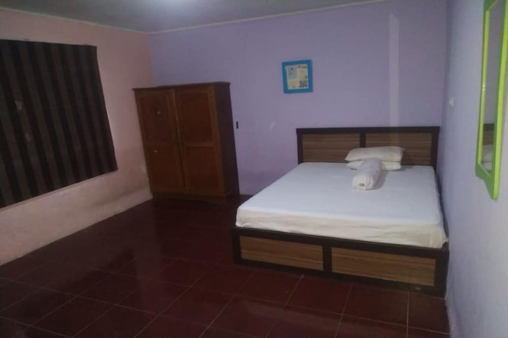Палу: OYO 90699 Yellow White Guesthouse Palu