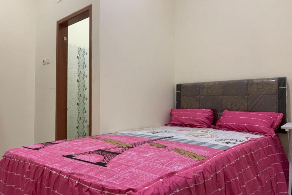 Палу: OYO 90699 Yellow White Guesthouse Palu