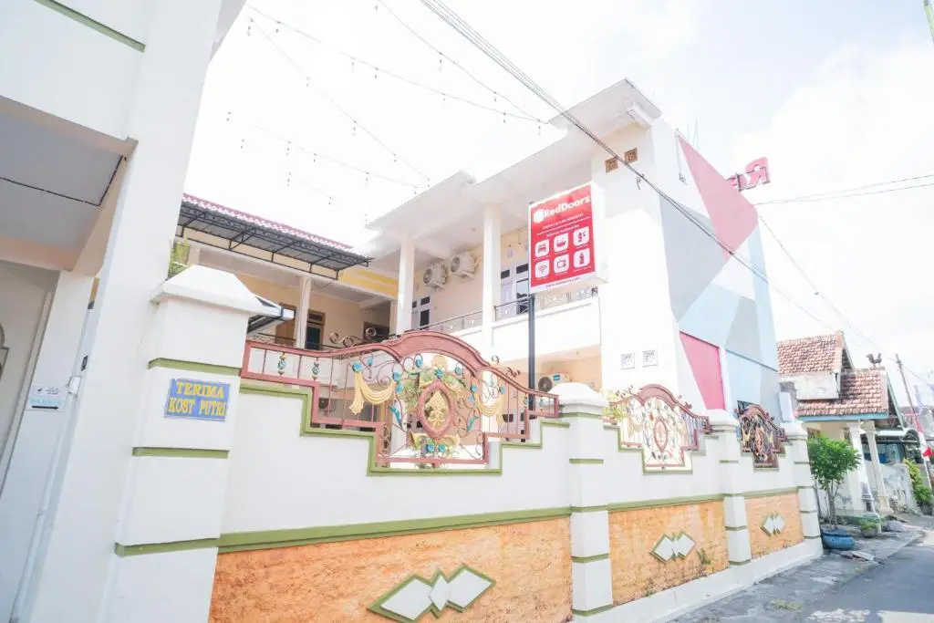 RedDoorz Syariah at Aura Homestay — фото 1
