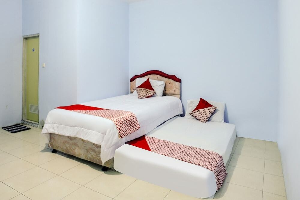 Тулунгагунг: OYO 90863 Omah Kost Syariah