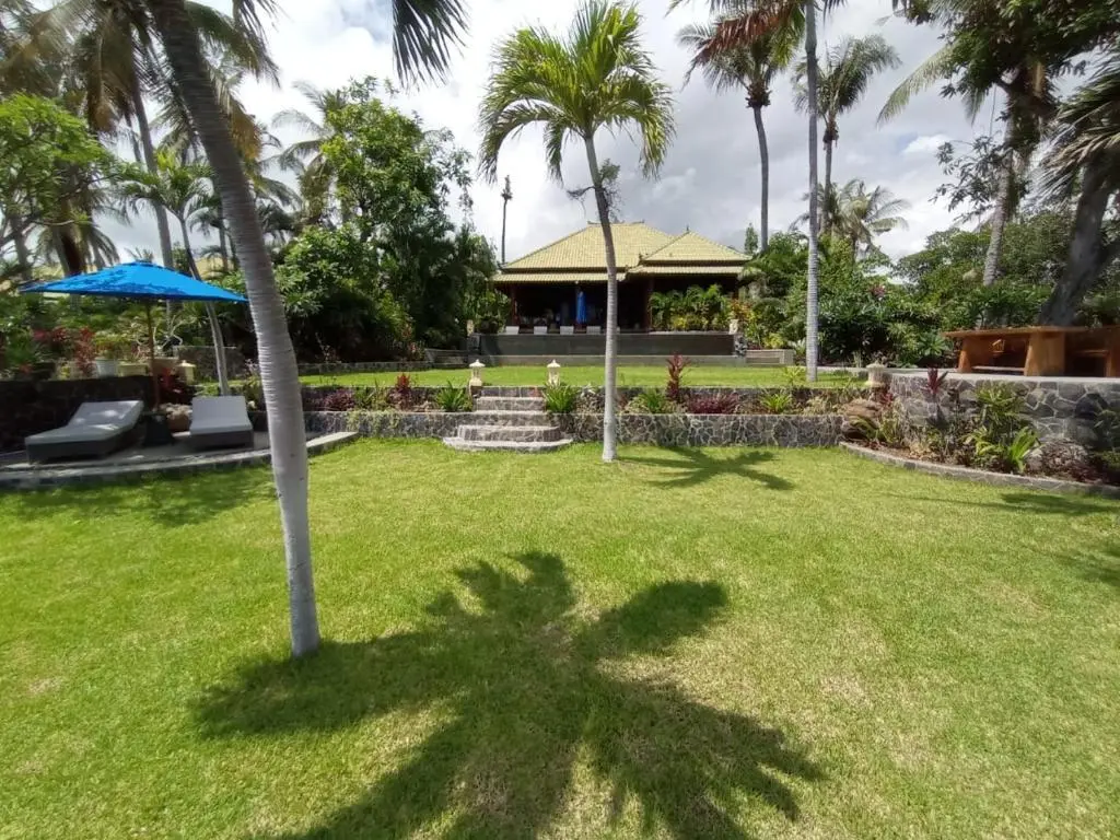 Туламбен: Lali Jiwa - Absolute Beachfront, Private 3BR Villa with Private Pool on 1200m2 of Tropical Land