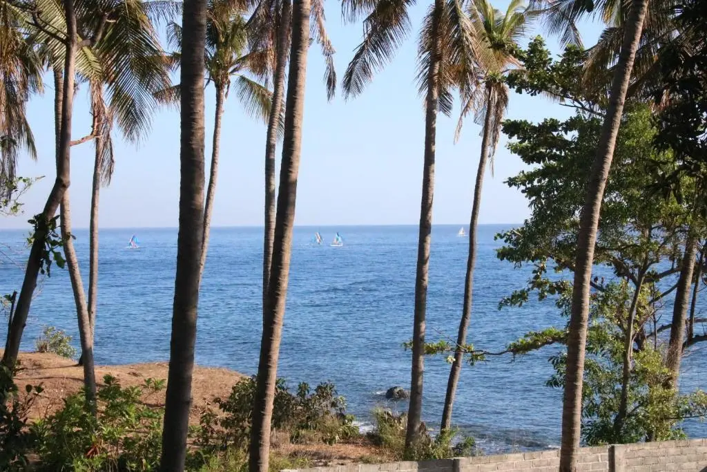 Туламбен: Lali Jiwa - Absolute Beachfront, Private 3BR Villa with Private Pool on 1200m2 of Tropical Land