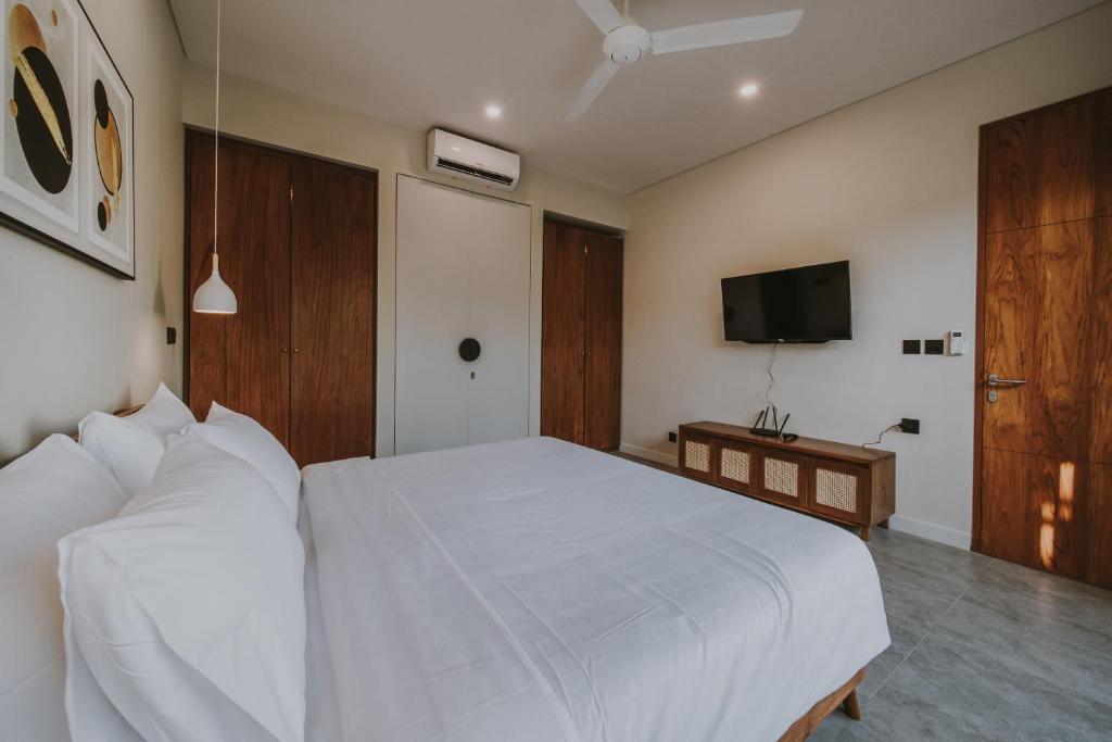 Чангу: New 4 Br 5 Min Walk To Berawa Beach Enclosed Livng