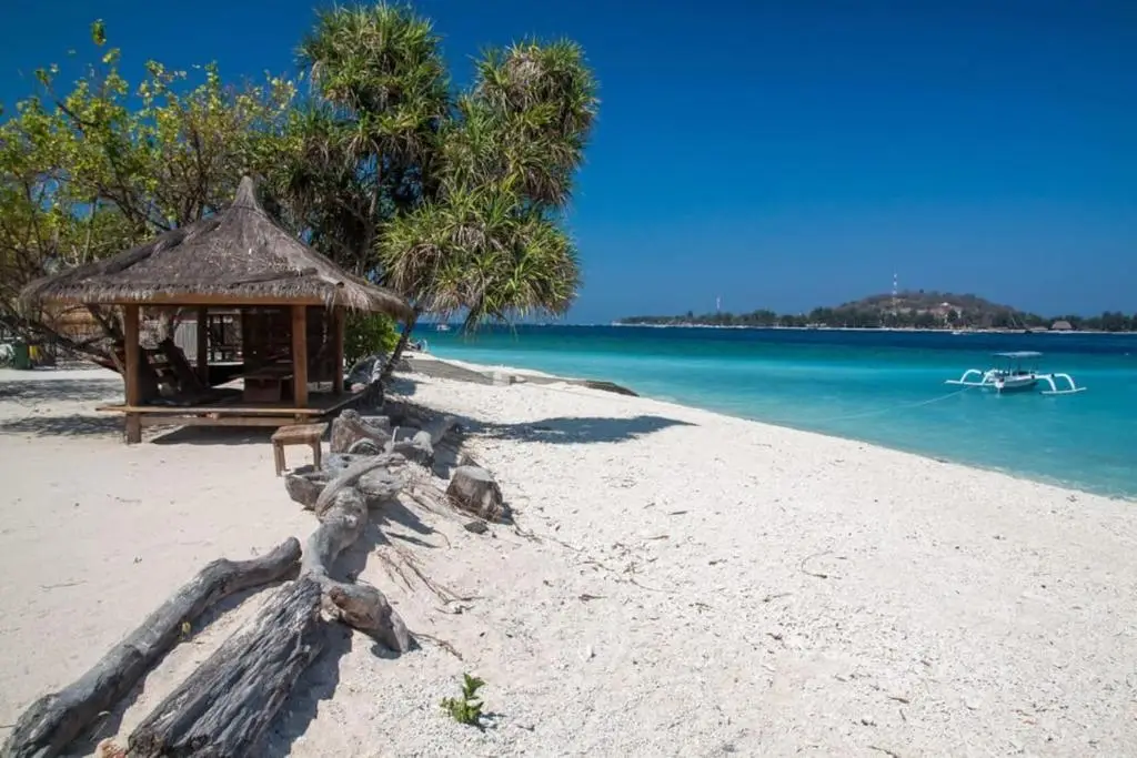Гили Аир: Serenity Luxurious Beachfront Villa & Spa with private Infinity Pool, 8 Guests