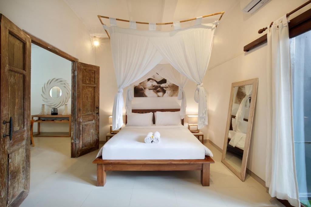 Кута: BIG Private 7 BED, 7 BATH, Goldflower Villa with 2x Pool, 2x lounge, Best location