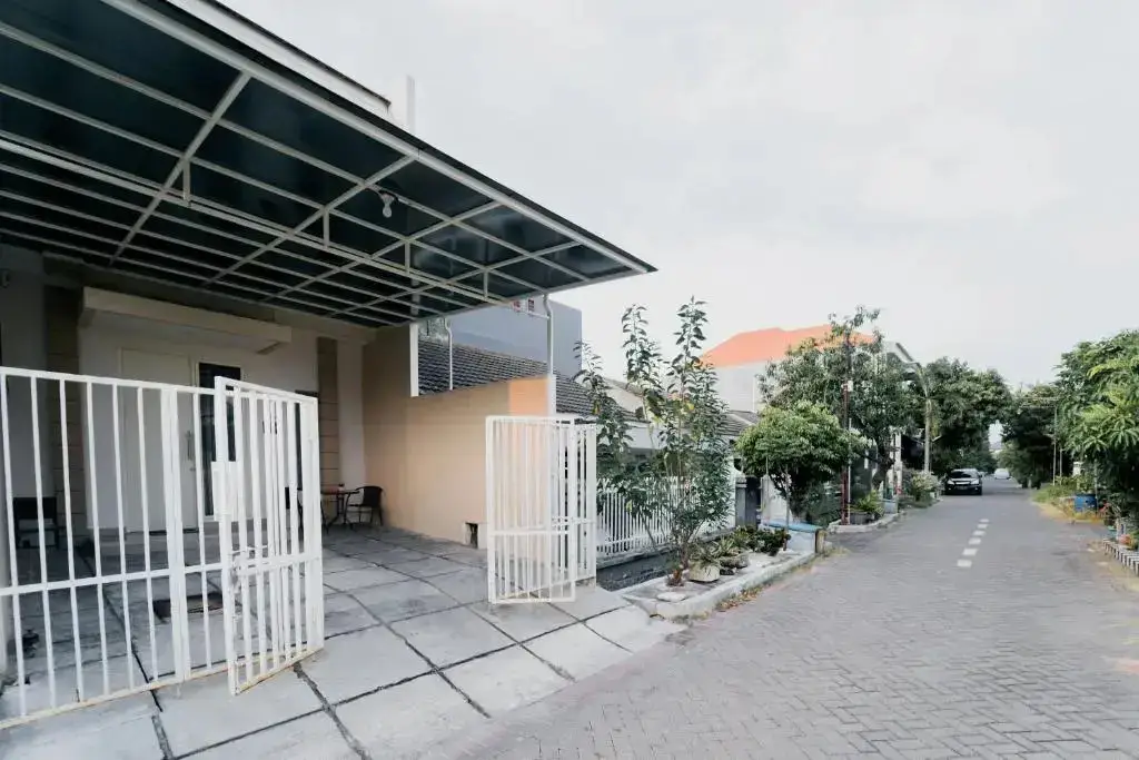 Сурабая: Kingston House
