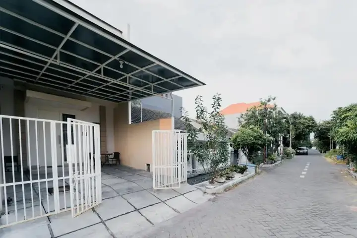Сурабая: Kingston House