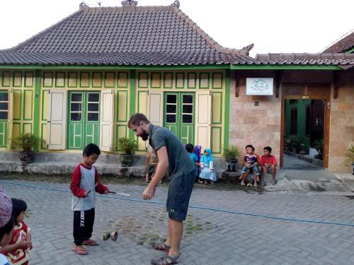 Батуретно: Pendopo Kayuwanan Syariah