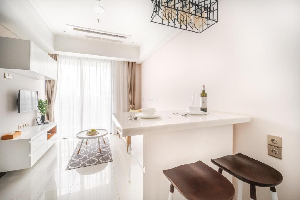 Джакарта: New Modern & Serene 2BR Apt Connected to Mall