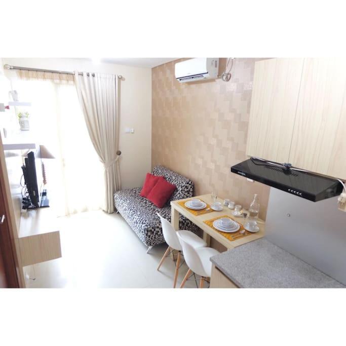 Джакарта: Premium One Bedroom at Woodland Park Residence