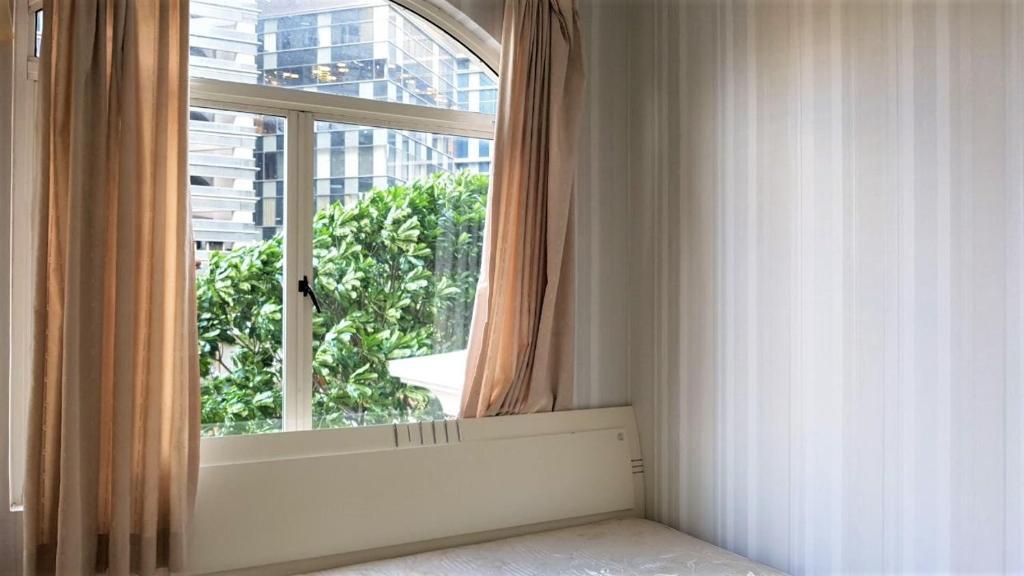 Джакарта: Rare & Spacious 97sqm Townhouse unit with Huge Garden and Pool, and In-Front-Of Neo Soho Mall