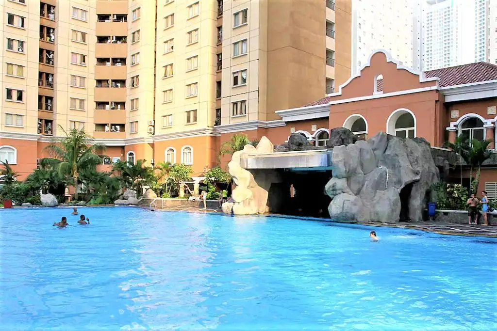 Джакарта: Rare & Spacious 97sqm Townhouse unit with Huge Garden and Pool, and In-Front-Of Neo Soho Mall