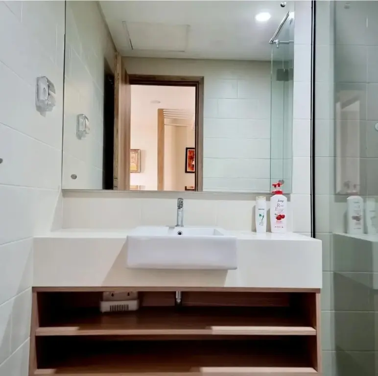 Джакарта: Apt Pejaten Park 1 Br Wood with Pool, Netflix & Washing Machine