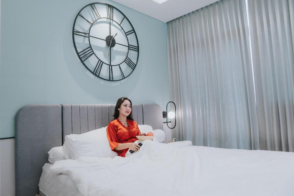 Сурабая: EMKA Lodge studio room the vertu apartemen ciputra world surabaya