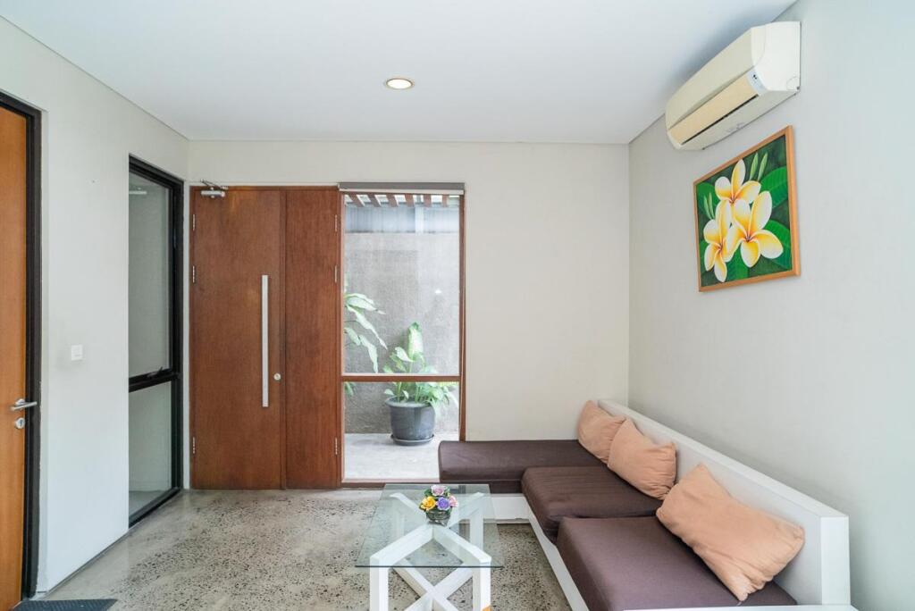 Куруг: Three J Residence