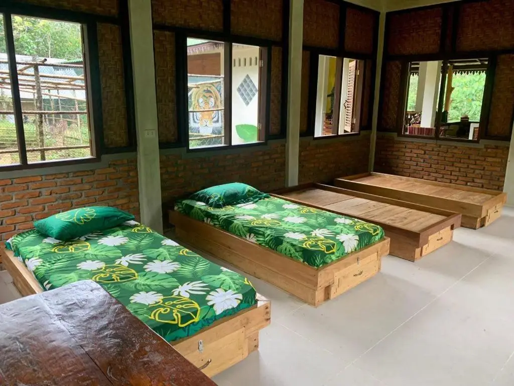Готонг Ройонг: Hutan Subur guest house