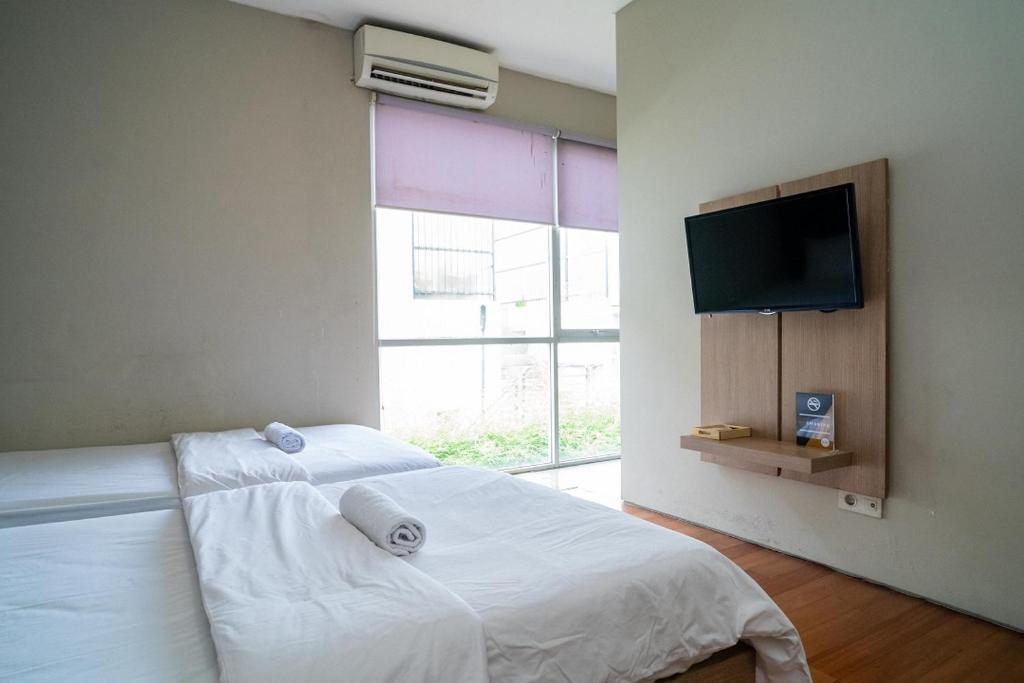 Куруг: Three J Residence 2
