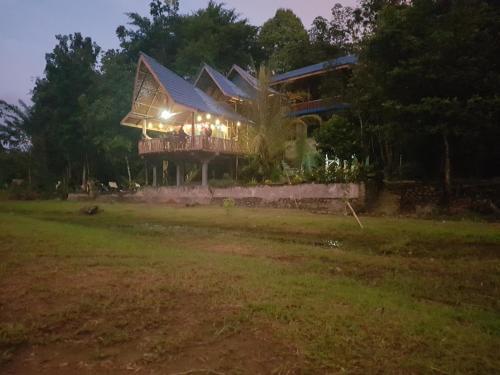 Готонг Ройонг: Batu Kapal Guest House & Jungle trekking