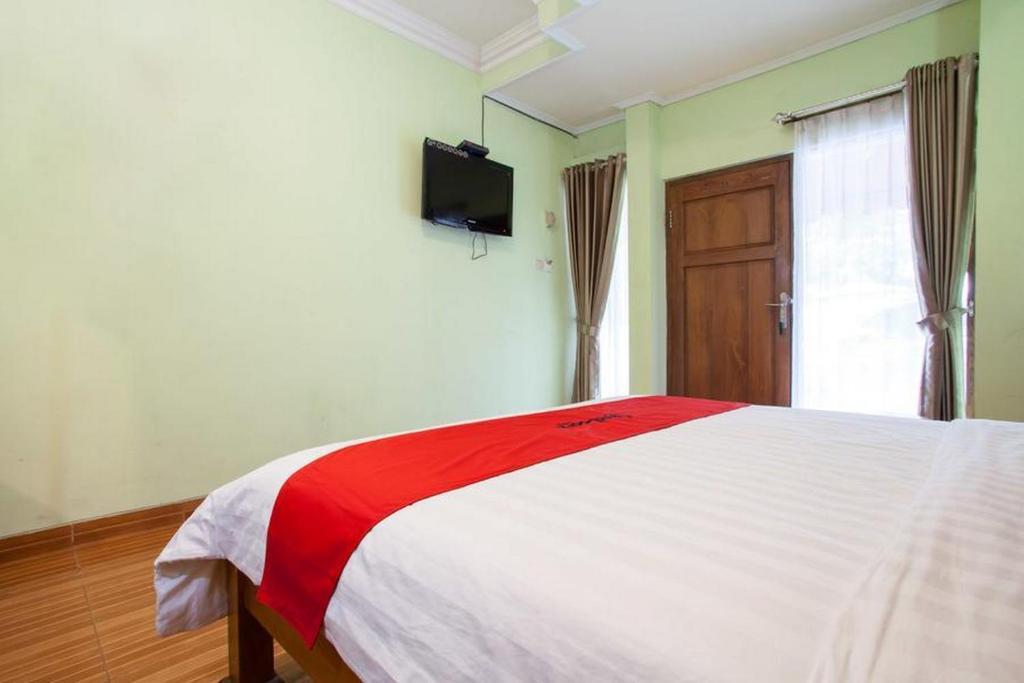 Сурабая: RedDoorz near Juanda International Airport