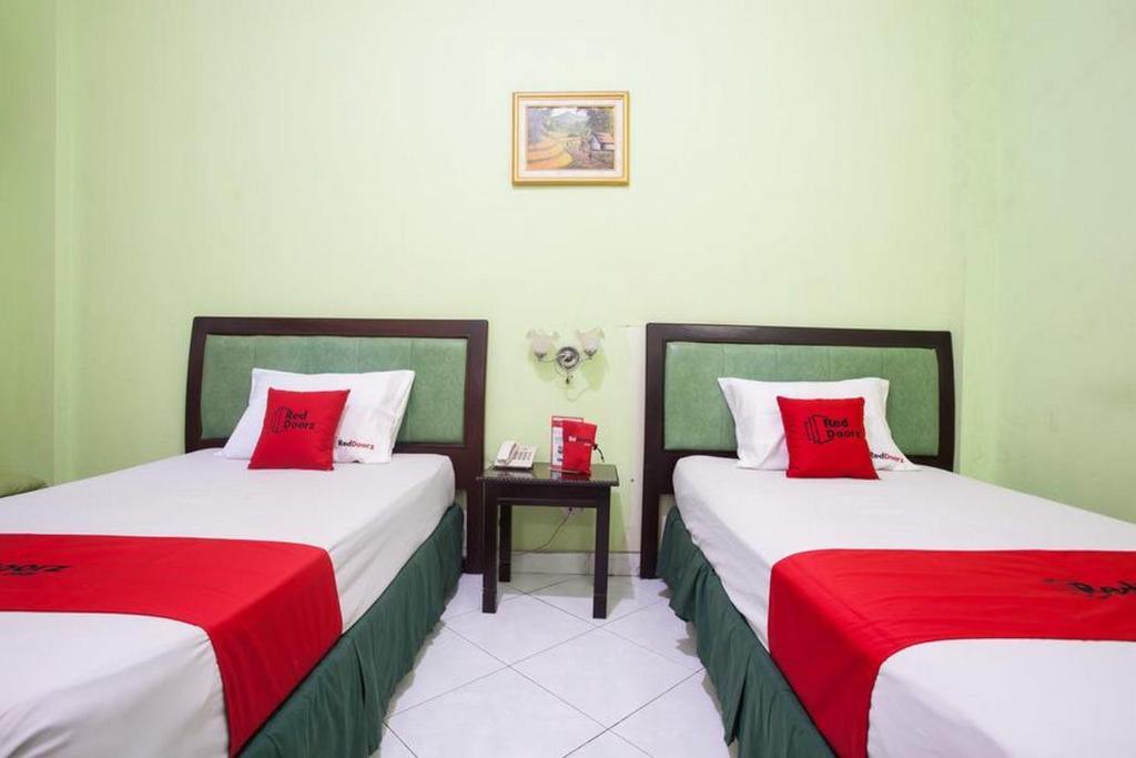 Сурабая: RedDoorz near Juanda International Airport