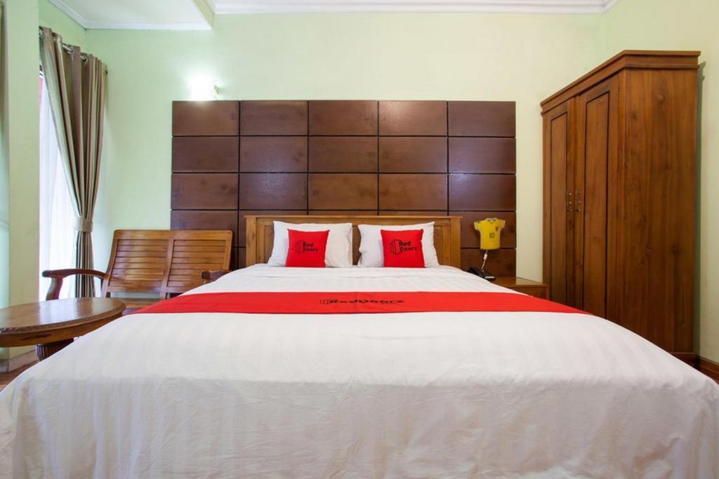 Сурабая: RedDoorz near Juanda International Airport