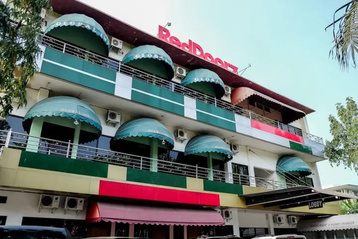 Сурабая: RedDoorz near Juanda International Airport