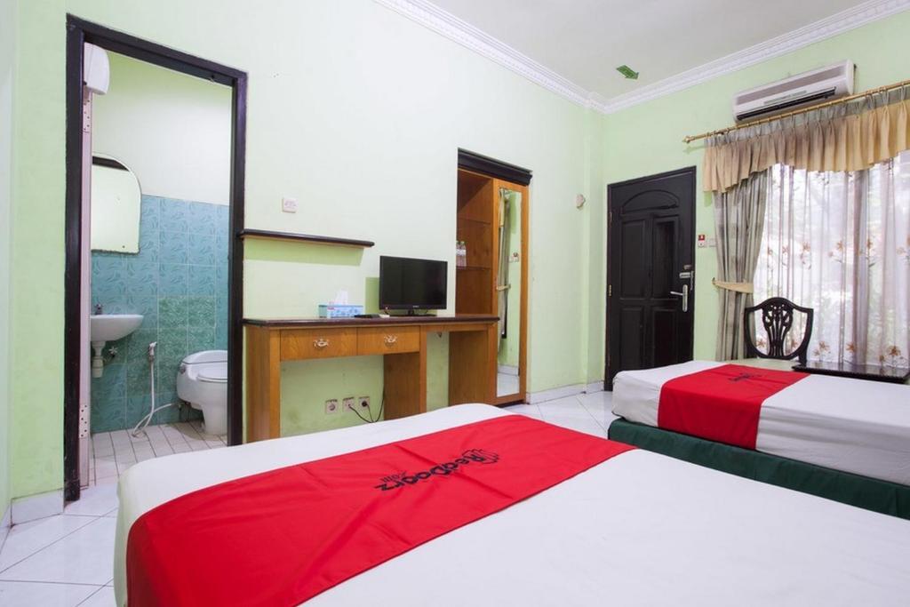 Сурабая: RedDoorz near Juanda International Airport