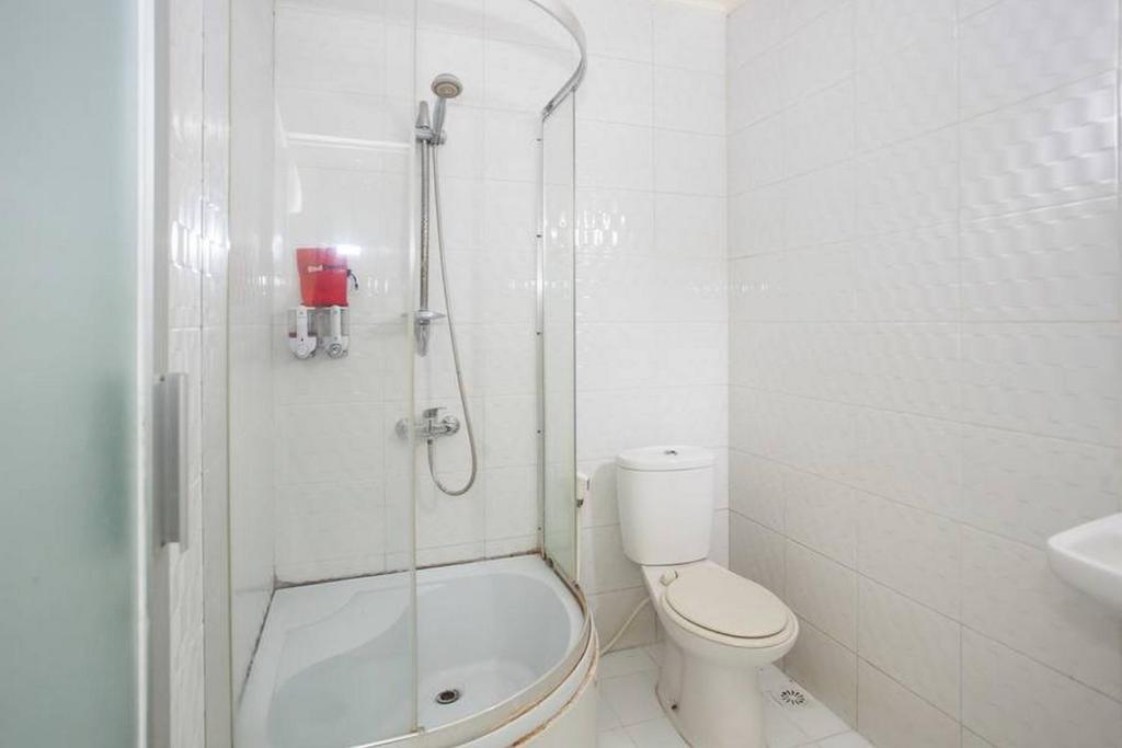 Сурабая: RedDoorz near Juanda International Airport