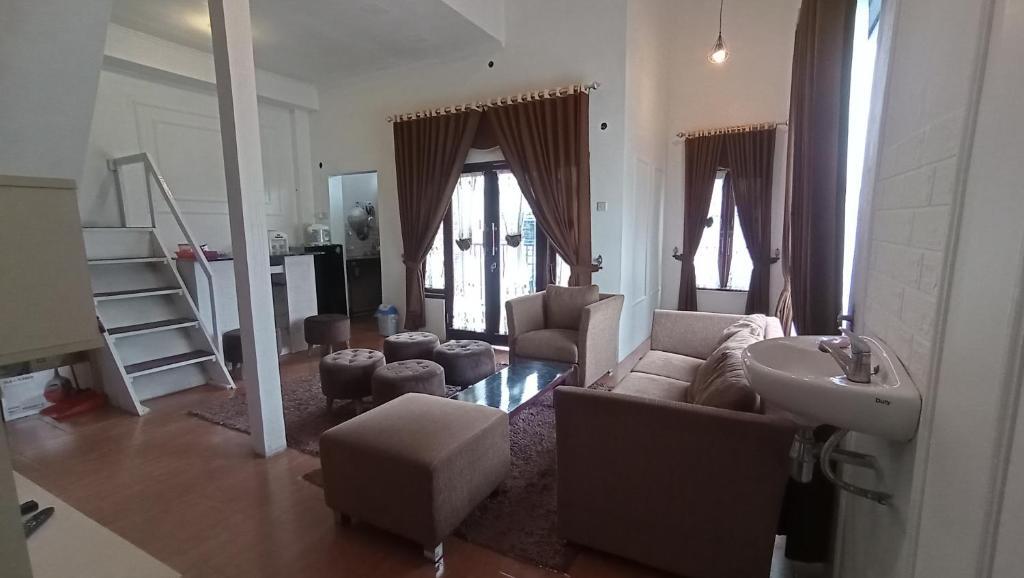 Диэнь Кулон: Dieng Ghuzy House