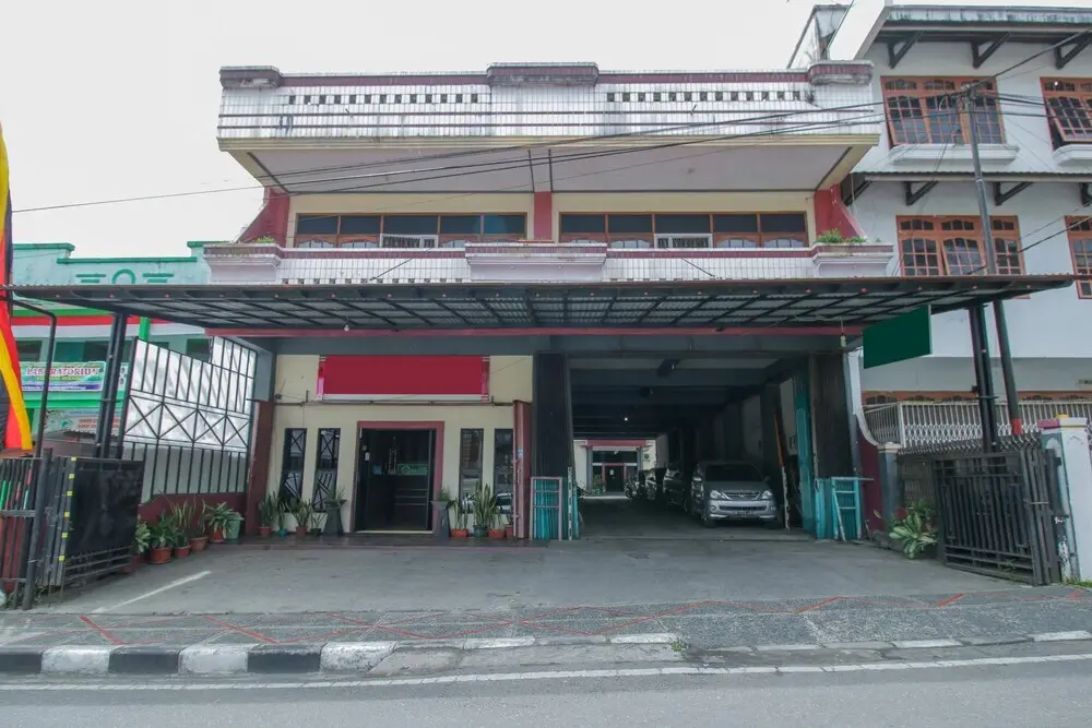 Букиттинги: Airy Jam Gadang Ahmad Karim 12 Bukittinggi