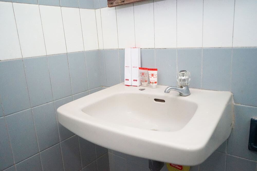 Сунгайлиате: Oyo 1148 Pelangi Hotel New Teluk Uber