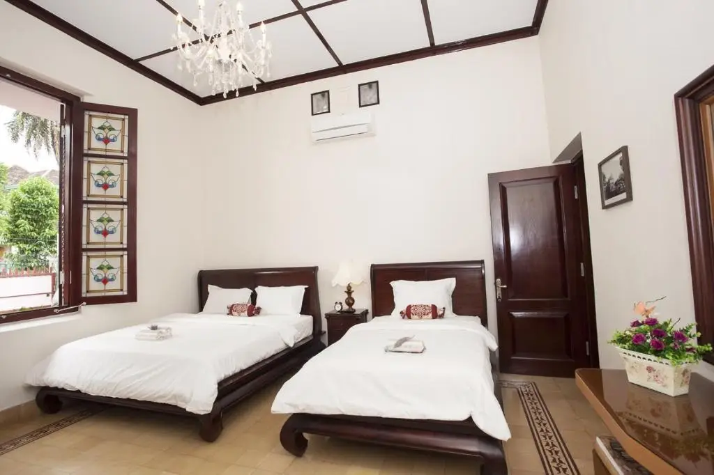 Маланг: Huis Van Gustafine Floor 1