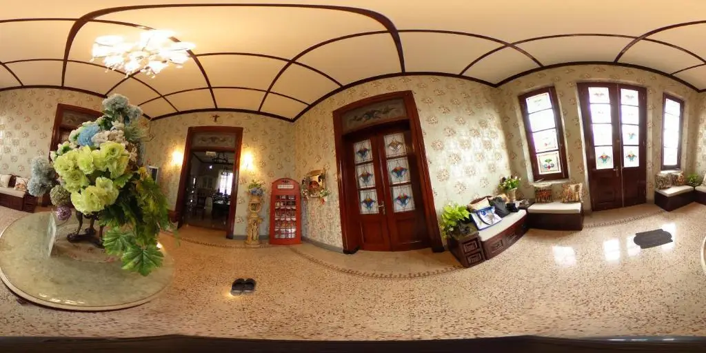 Маланг: Huis Van Gustafine Floor 1