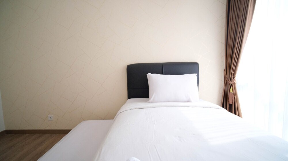 Сурабая: Nice 3Br Connected To Mall At Grand Sungkono Lagoon Apartment