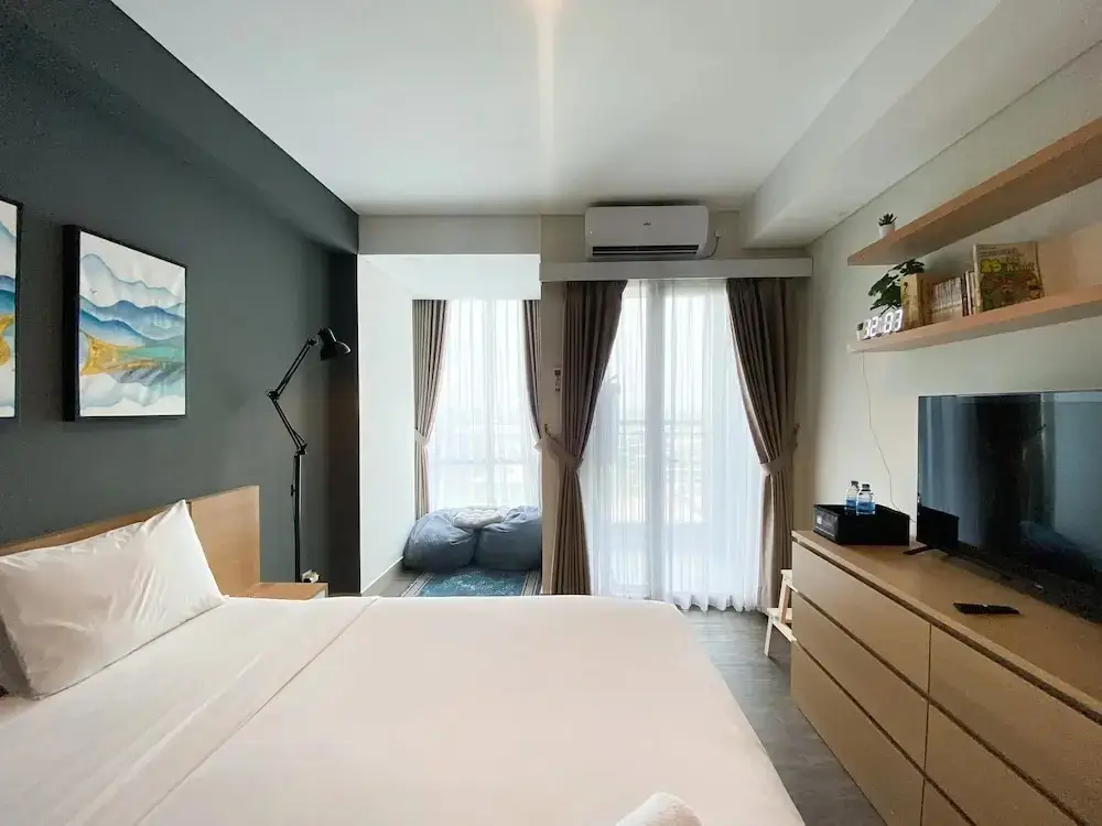 Бекаси: Simply Look And Warm Studio Room Tamansari Iswara Apartment