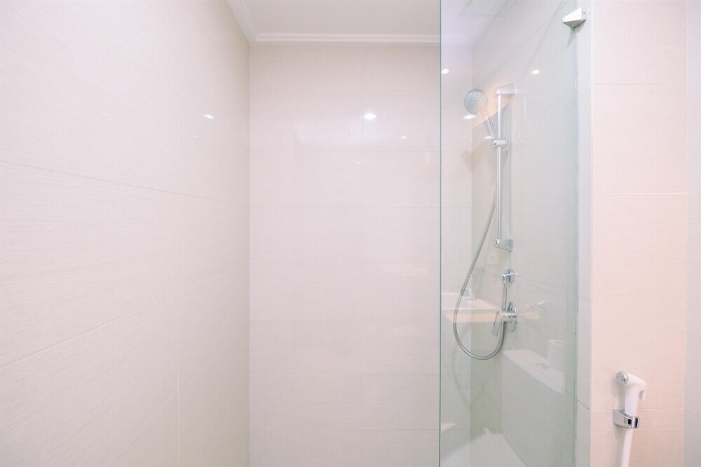 Джакарта: Simply And Comfort Stay Studio Room Green Sedayu Apartment