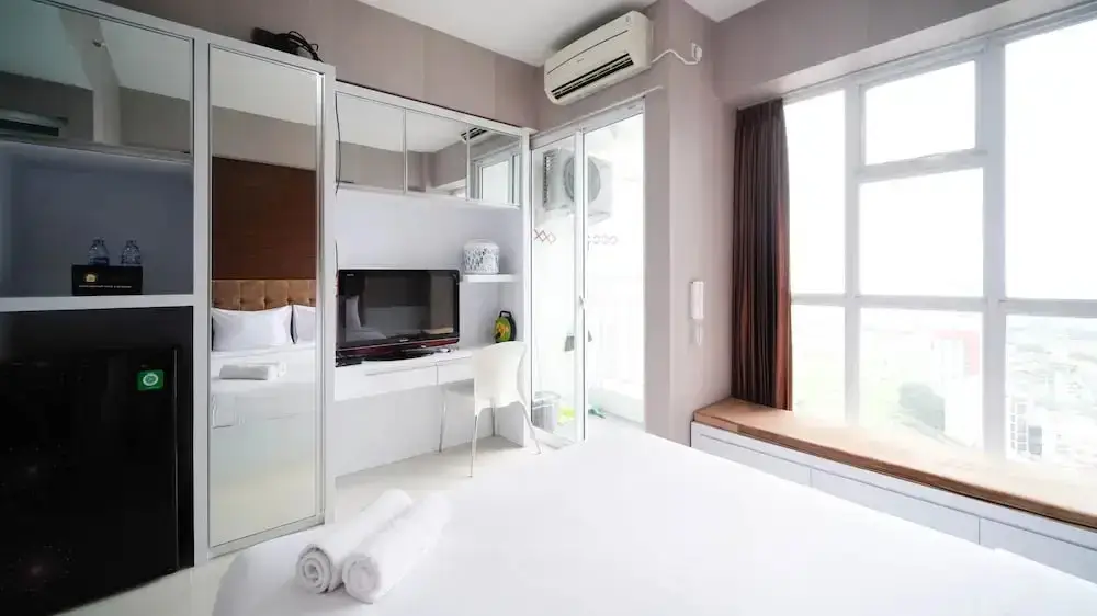 Сурабая: Homey And Cozy Living At Studio Taman Melati Surabaya Apartment