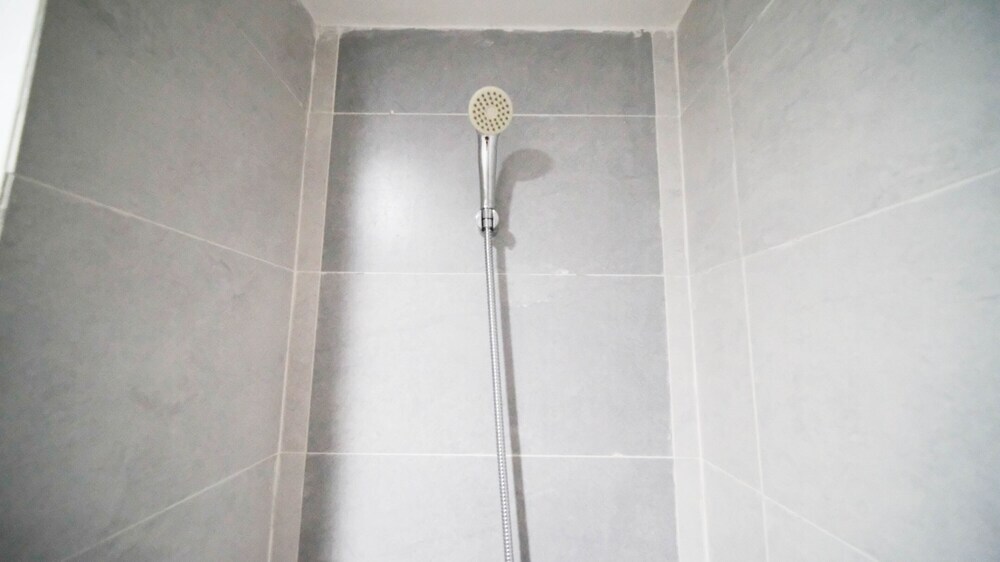 Сурабая: Homey And Cozy Living At Studio Taman Melati Surabaya Apartment