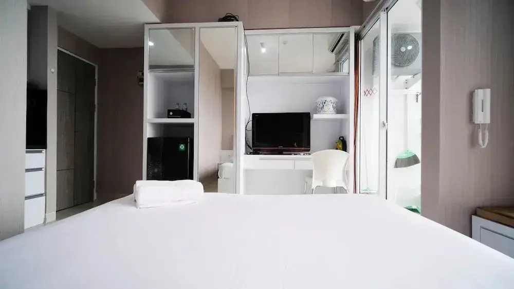 Сурабая: Homey And Cozy Living At Studio Taman Melati Surabaya Apartment