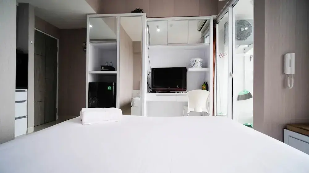 Сурабая: Homey And Cozy Living At Studio Taman Melati Surabaya Apartment