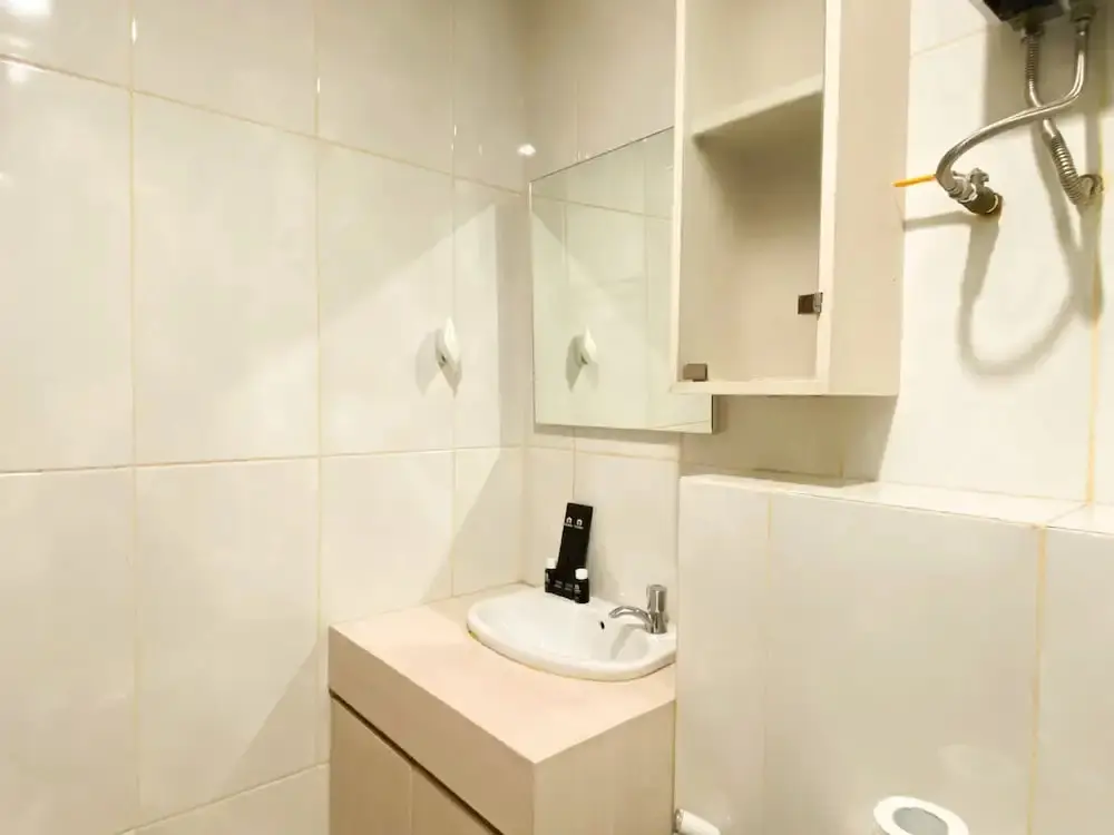 Бекаси: Homey And Simply Look 1Br Apartment At Grand Kamala Lagoon
