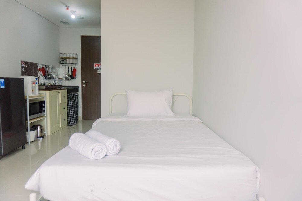 Южный Тангеранг: Modern Look And Comfortable Studio Transpark Bintaro Apartment